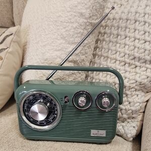 Like NEW...Hearth & Hand Green Portable Radio